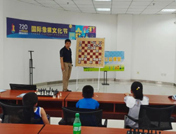 市图书馆举办国际象棋公益课堂(2023第14期)