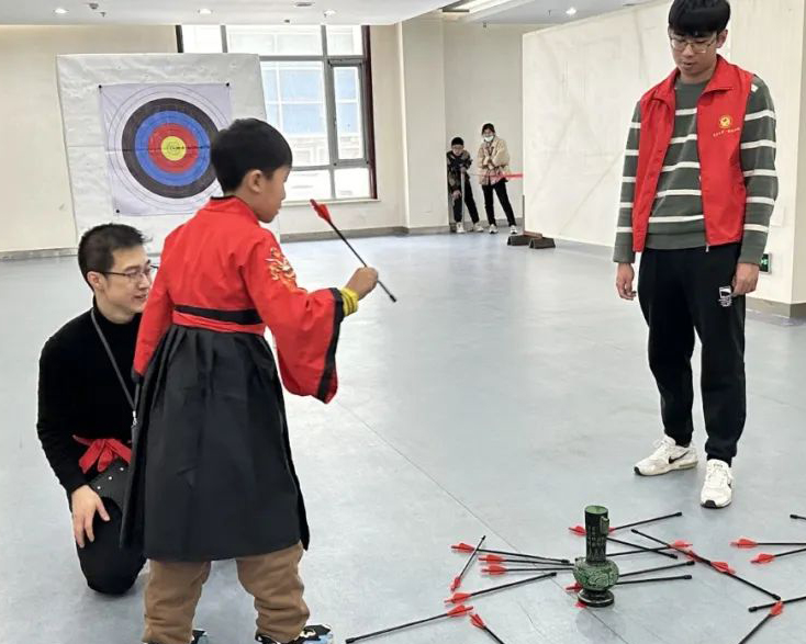 “中儿童射箭投壶传统技艺趣味比赛在市图书馆举办